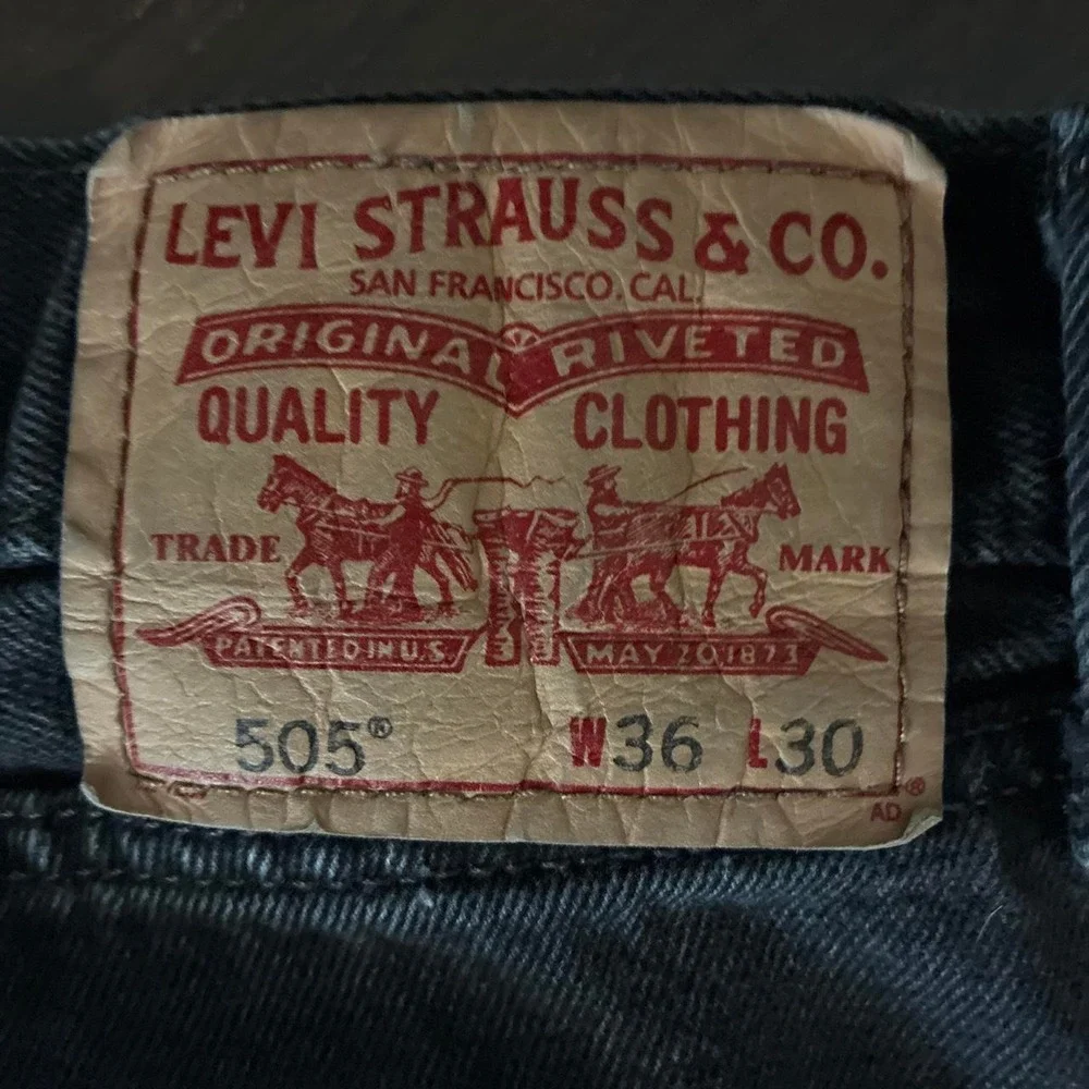 Preowned 2011 Black Levi's 505 straight fit denim jeans. 36